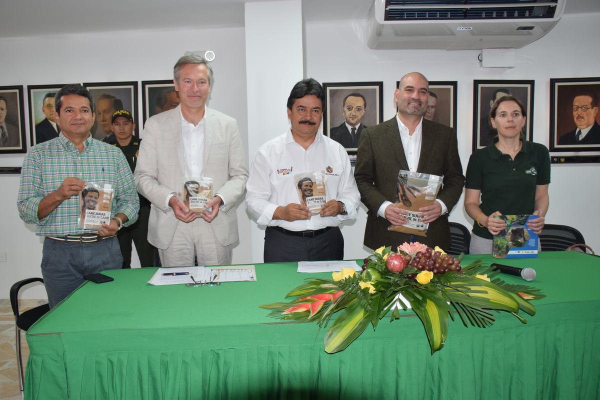 Ariel Rincón Machado, Presidente Cámara de Comercio, embajador de Francia, Gautier Mignot; Gobernador del Huila, Carlos Julio González Villa, Pedro Pablo Jurado, director de Cormagdalena y Caroline Merle, directora de la Agencia Nacional Forestal Francesa para América Latina, ONF Andina.
